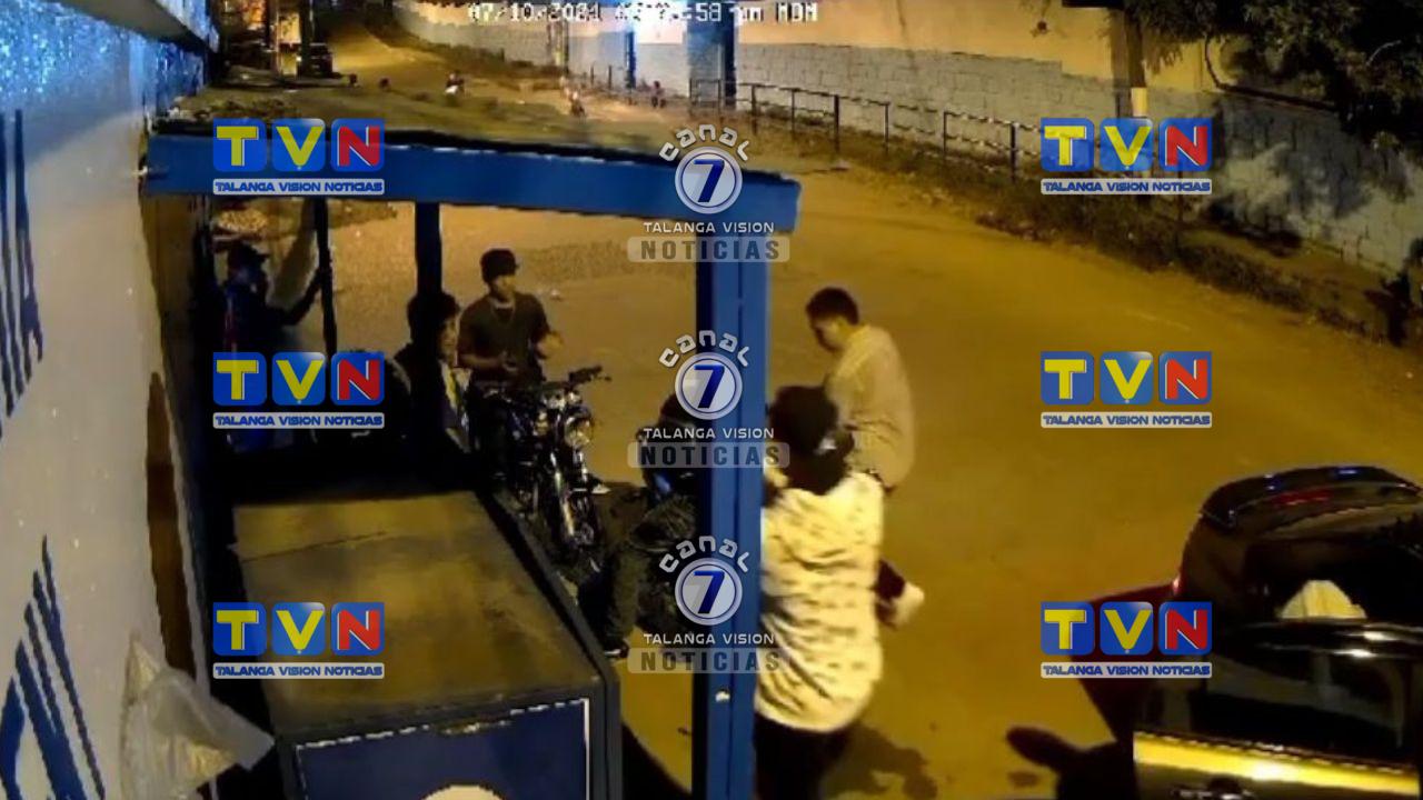 Impactante asalto captado por cámara de seguridad cerca del colegio Jesús Aguilar Paz en Tegucigalpa