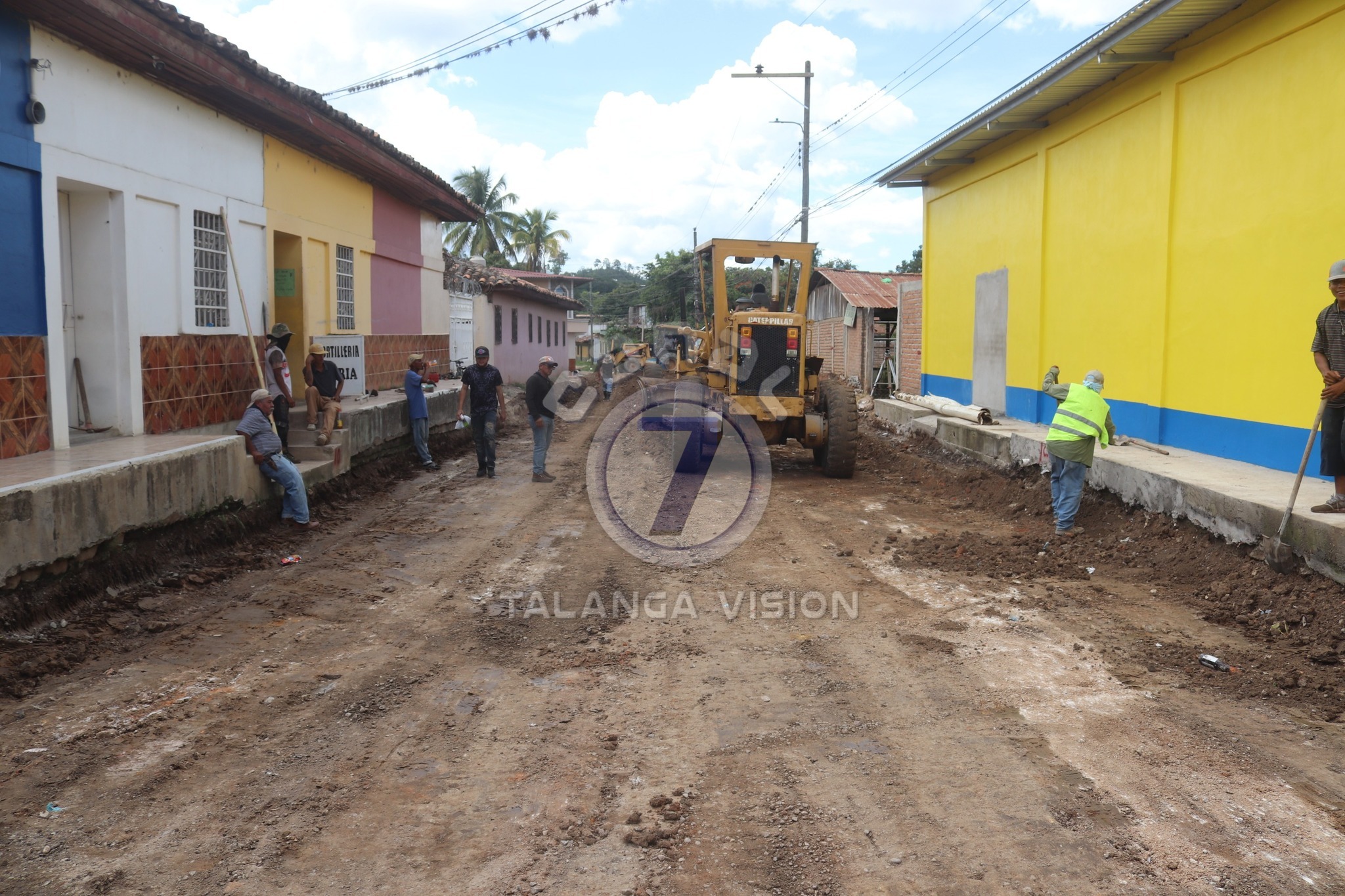 Alcaldía de Talanga inicia trabajos de terracería en calle detrás del Hotel Marlene.