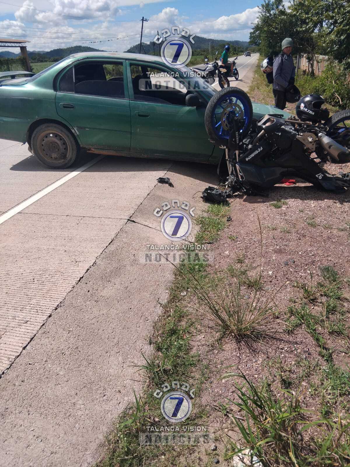 Accidente entre carro y motocicleta en la carretera Talanga–Cantarranas.