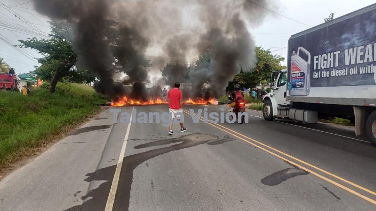 Manifestantes bloquean carretera hacia Olancho en protesta por mal servicio eléctrico y exigen puente peatonal.