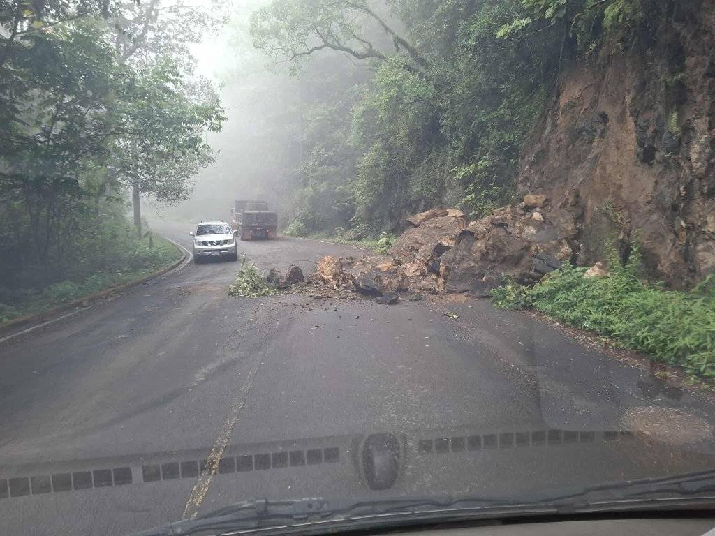 Autoridades reportan derrumbe en carretera Cantarranas – Valle de Ángeles.