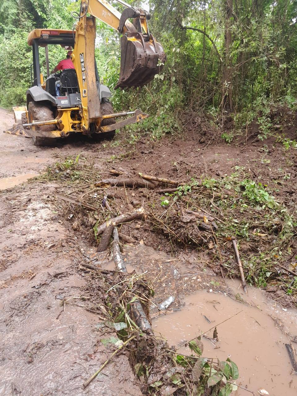 Alcaldía de Cantarranas habilita paso vehicular en el Vado de Trujillito.