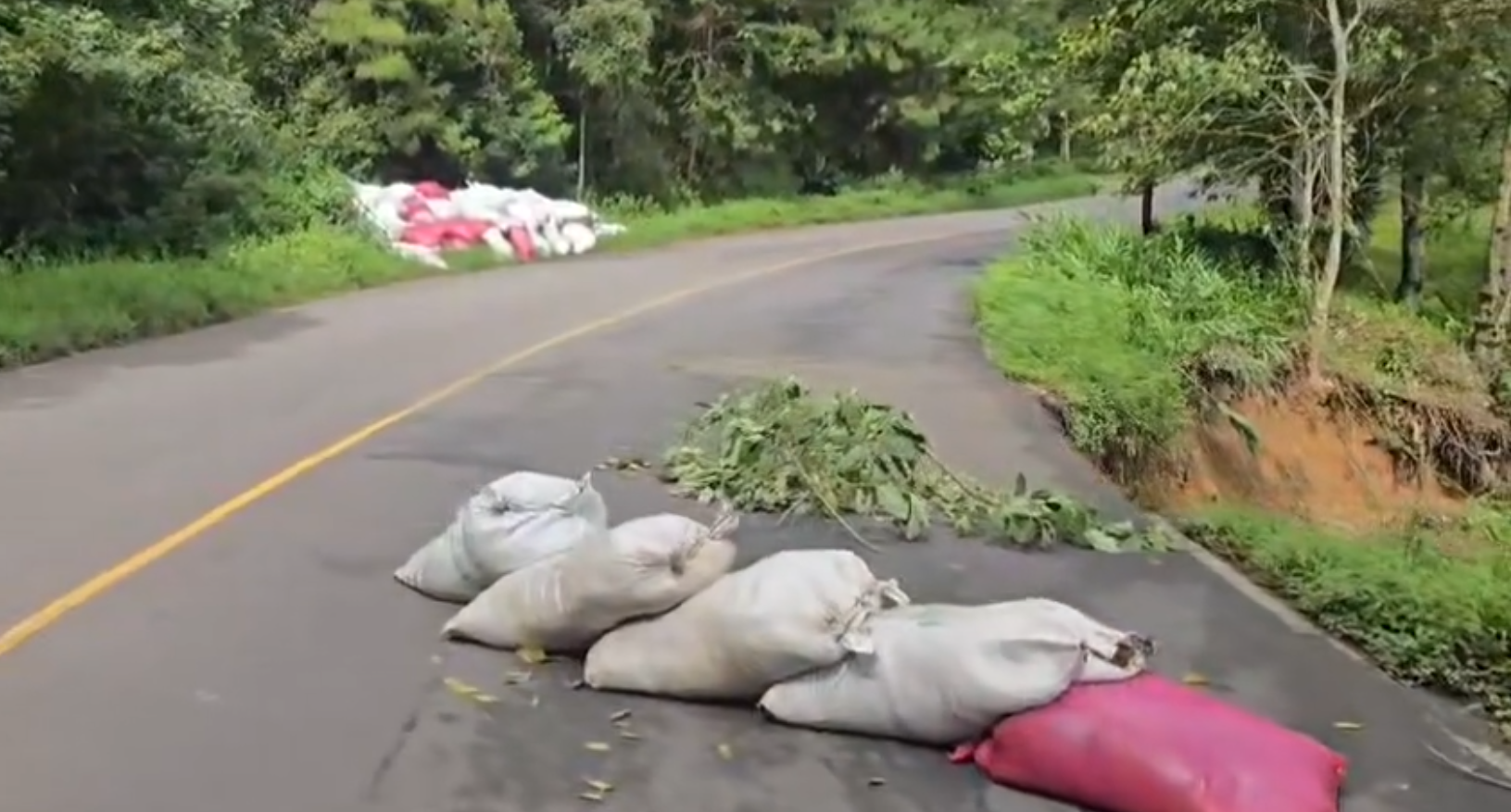 Derrumbes limitan el paso en carretera a Valle de Ángeles.
