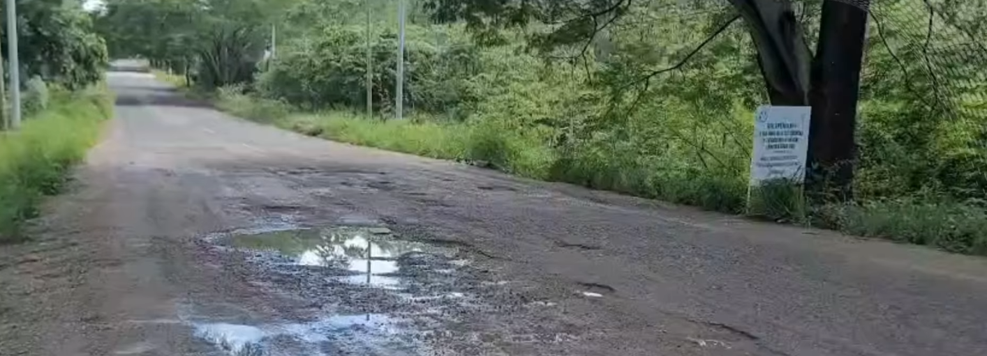 Carretera en pésimo estado pone en riesgo a conductores.