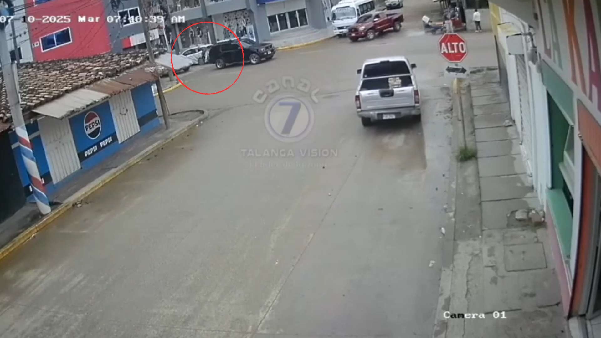 Motociclista colisiona con taxi en la avenida principal de Talanga; solo se reportan daños materiales.