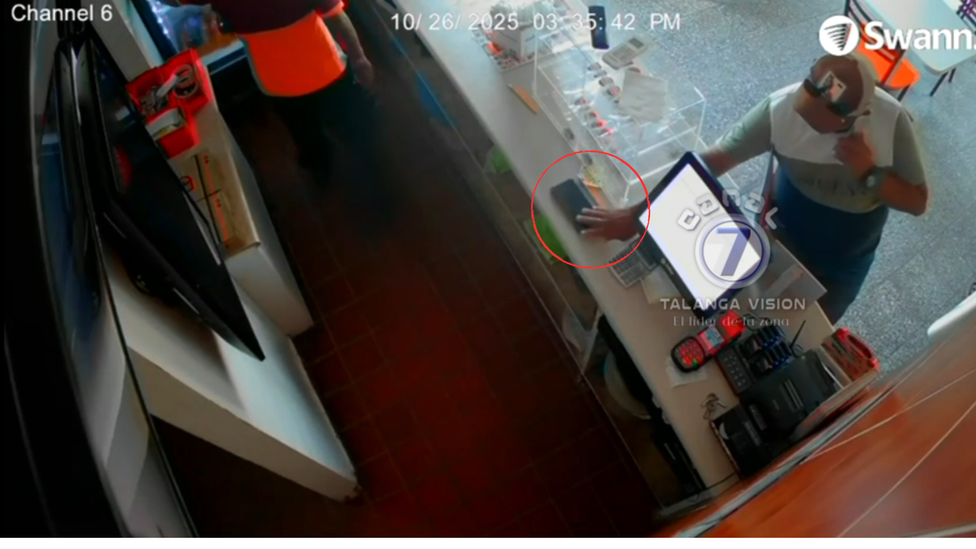 Cámaras captan a hombre tomando un celular en Bigos, Talanga.