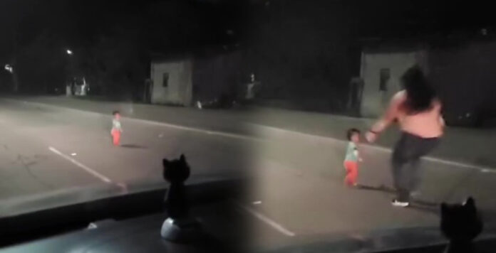 Niño de un año camina solo por carretera en Puerto Cortés tras descuido de su madre.