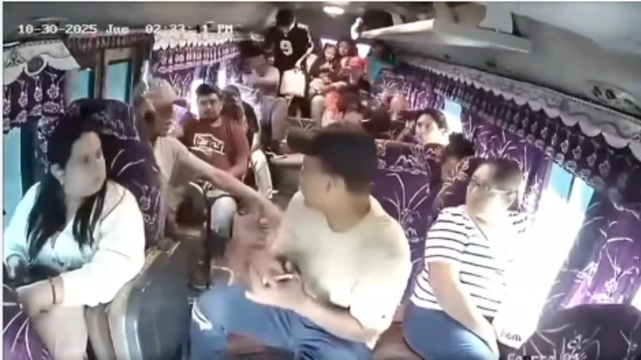 Video revela violento asalto a pasajeros de un bus en La Ceiba.