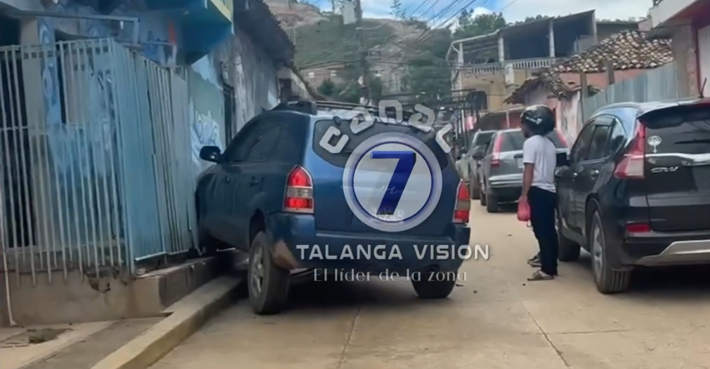 Conductor ebrio impacta contra acera de vivienda en Talanga.