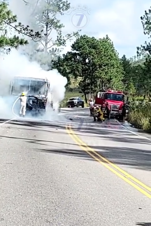 Bus se incendia en la carretera a Olancho, en el sector de El Rosario.