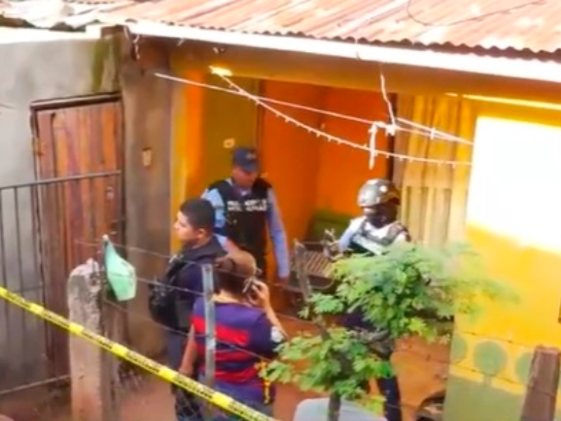 Hallan asesinada y semi enterrada a una mujer en su vivienda en Tegucigalpa.
