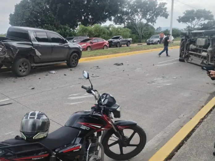 Fuerte choque entre “rápidito” con turistas y camioneta provoca caos vial rumbo al aeropuerto.