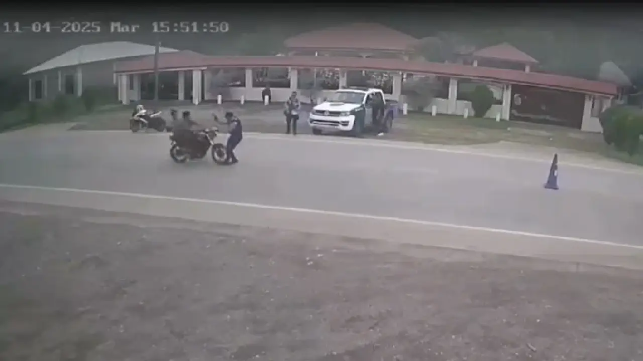 Menor provoca accidente con policía durante operativo en Santa Bárbara.