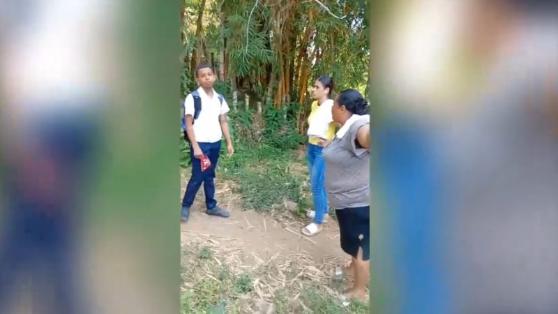 Una mujer fue grabada mientras agredía verbal y físicamente a un menor de edad frente a un centro educativo y en presencia de un maestro, según un video difundido en TikTok.