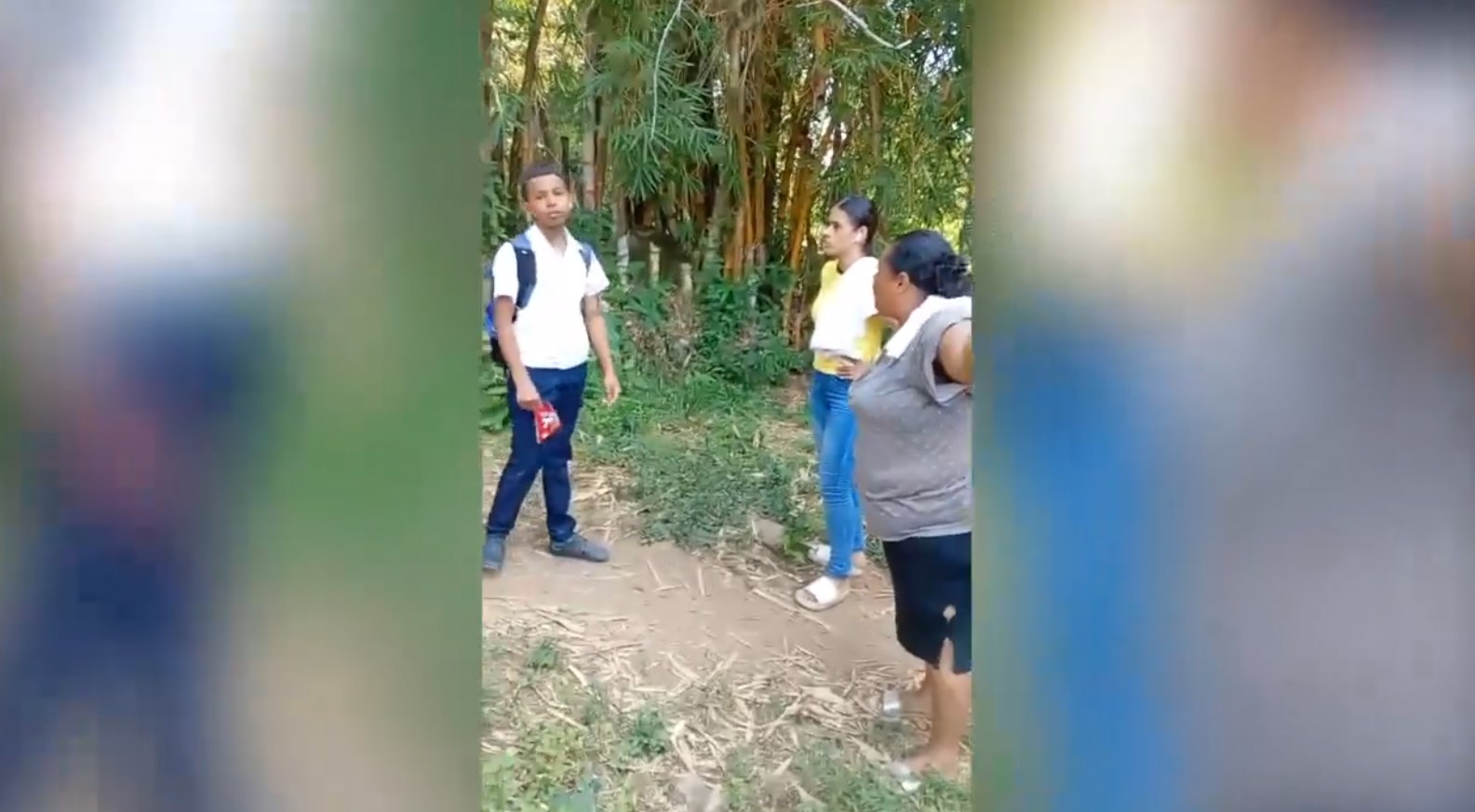 Una mujer fue grabada mientras agredía verbal y físicamente a un menor de edad frente a un centro educativo y en presencia de un maestro, según un video difundido en TikTok.